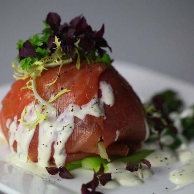 Bomba od dimljenog lososa s povrćem i sosom