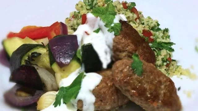 Pikantne ćuftice sa pečenim povrćem i bulgurom