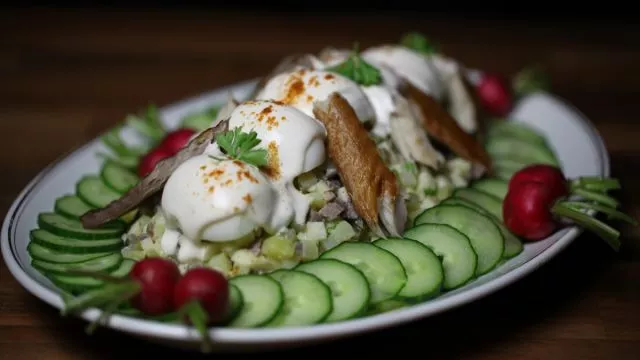 Ruska salata sa dimljenom skušom