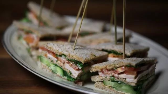 Klub sendvič sa dimljenom piletinom i krastavcem