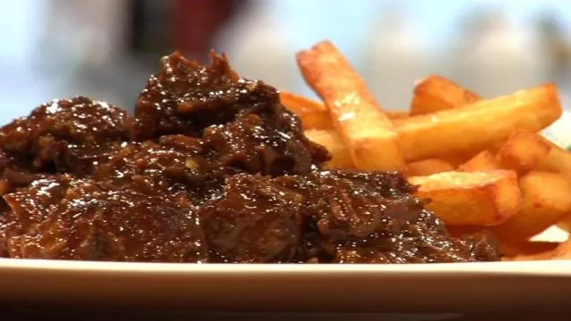 Juneći gulaš sa pomfritom