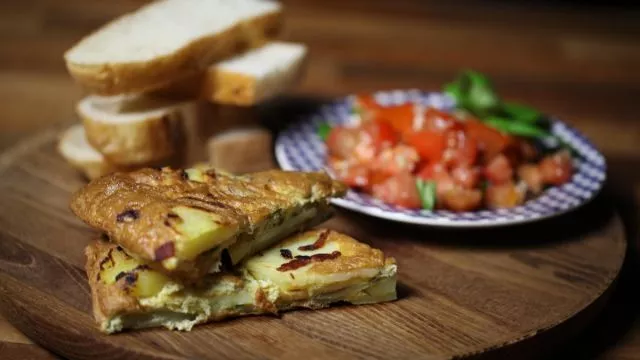 Tortilja od krompira sa zalfijom i svezom salatom od paradajza