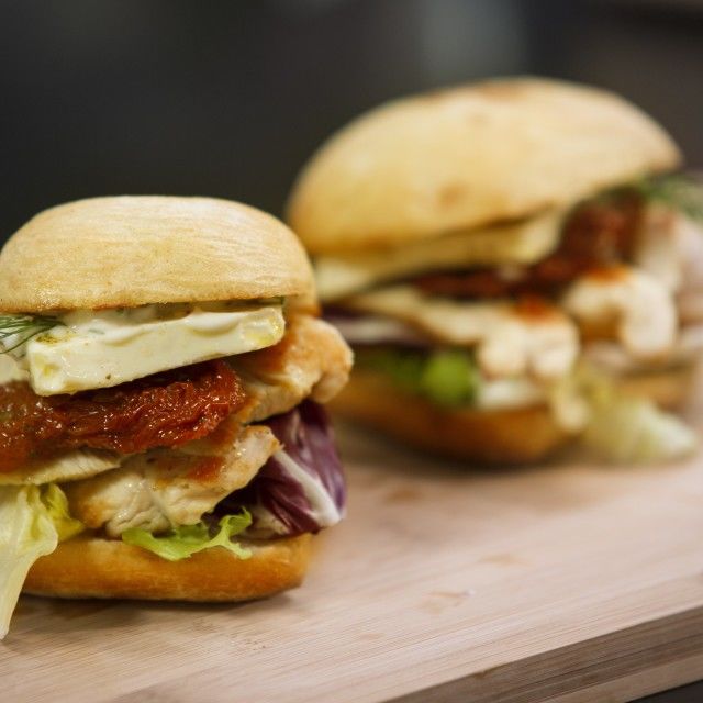 Sendvič od ćuretine i marinirane fete