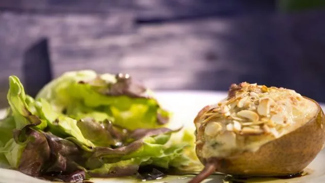 Salata s punjenim kruškama