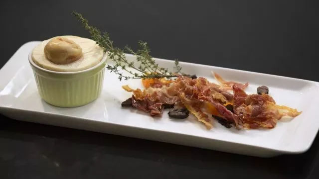 Topljeni kamember sa suvim voćem i pršutom