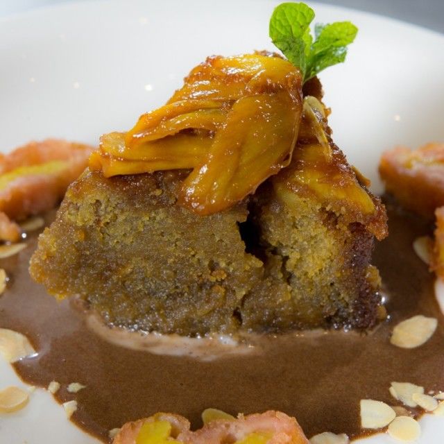 Izvrnuta torta s nangkom i engleskim kremom s čokoladom i bademima