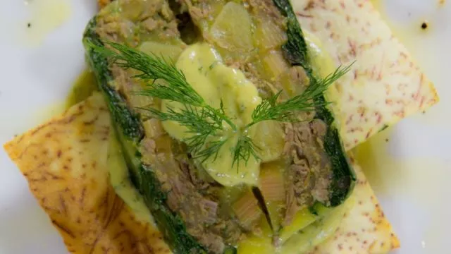 Svinjske nogice i tarin od rubarbe s tostom od jama i sosom od batata