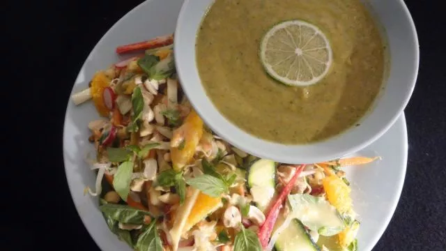 „Pad taj” salata sa „sunčanom supom”