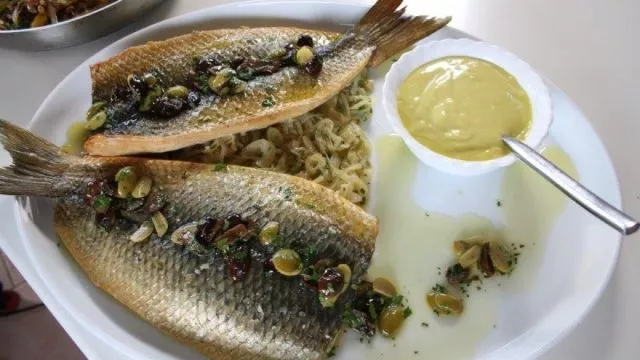 Sivi cipal s lukom i marmeladom od komorača