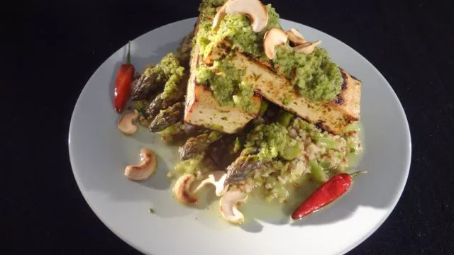 Tofu sa čimičurijem i šparglom