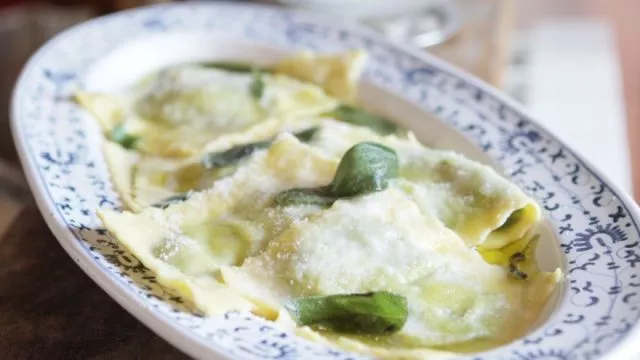 Ravioli s poljskim biljem i rikotom
