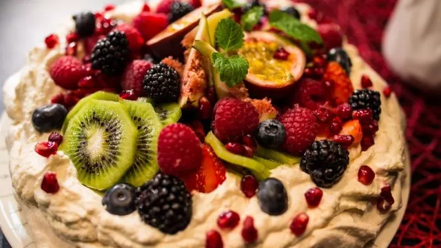 Pavlova sa svežim bobicama i voćem