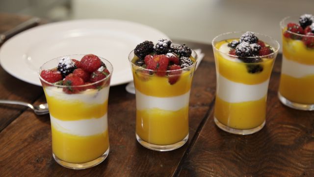 Zdrav mango sladoled sa bobičastim voćem
