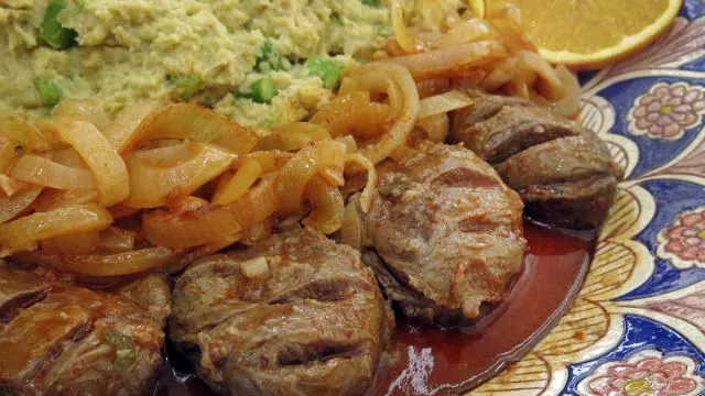 Svinjski obrazi s poparom od špargli