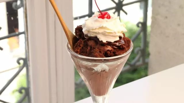Knickerbocker glory s prelivom od čokolade i karamele