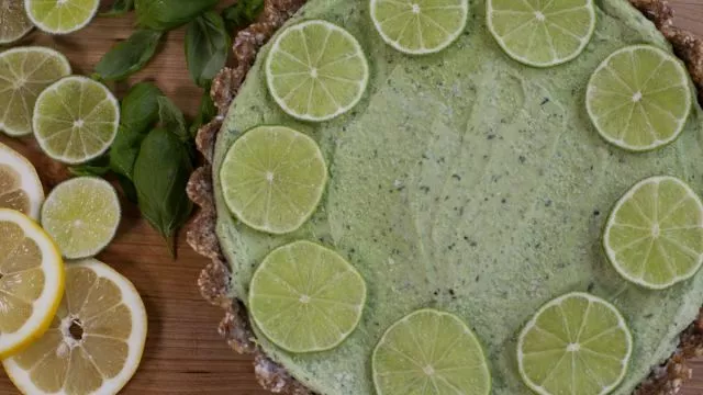 Tart s limetom i avokadom