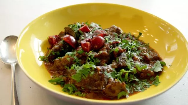 Sirijski goveđi paprikaš s višnjama