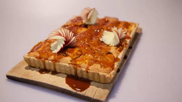 Karamel pita s jabukama