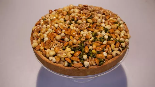 Kolač s orašastim plodovima, jabukama i kruškama