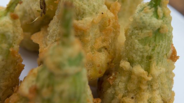 Bundevini cvetovi punjeni vrganjima i fetom