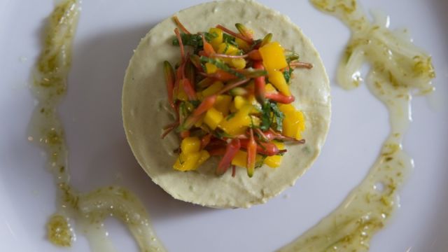 Čizkejk od avokada s alojakulijem i mango salsom