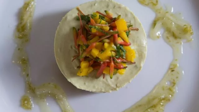 Čizkejk od avokada s alojakulijem i mango salsom