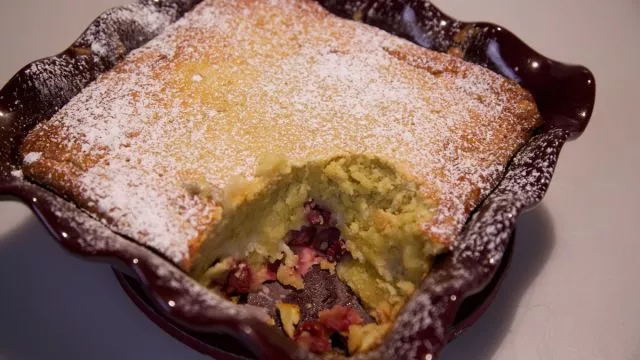 Pita od gaudskih keksića s trešnjama i crème fraîche