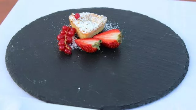 Tortica od badema sa sosom od likera od breskve