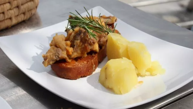 Svinjski obrazi s migasima od krompira i divljih špargli