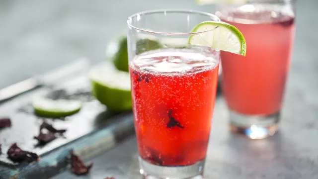 Osvežavajući napitak od hibiskusa i limete