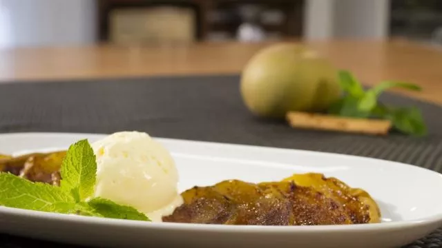 Pečena jabuka sa sladoledom od đumbira i anisa