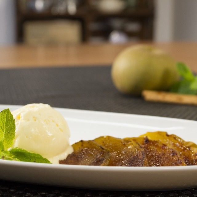 Pečena jabuka sa sladoledom od đumbira i anisa