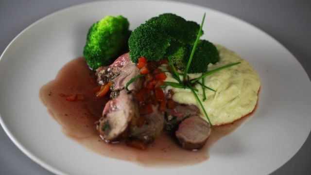 Jagnjeći but s pireom od belog luka