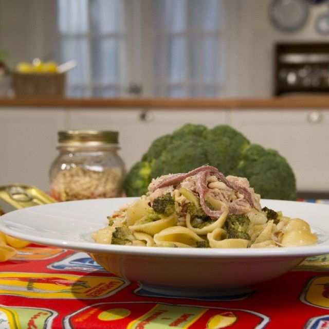 Testenina s inćunima, tunjevinom i brokolijem