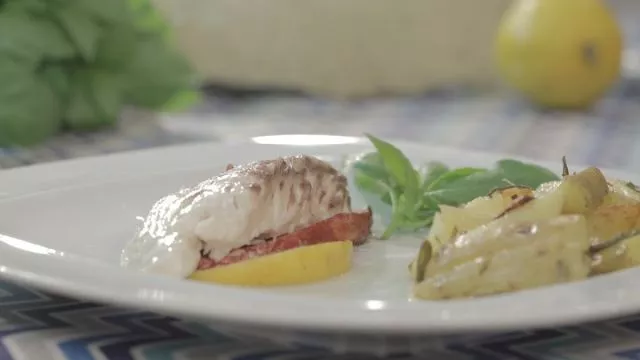 Orada s pečenim krompirom, ruzmarinom i belim lukom