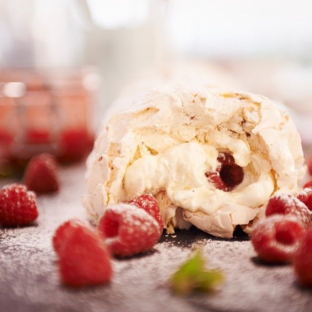 Puslica rolat s malinama i belom čokoladom