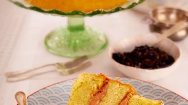 Torta s lavandom i kremom od rabarbe
