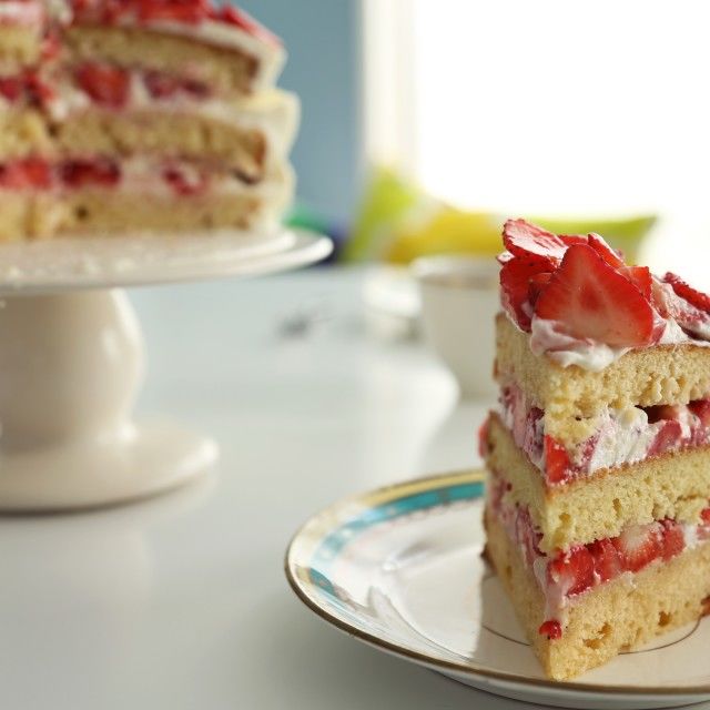 Torta s jagodama i kremom