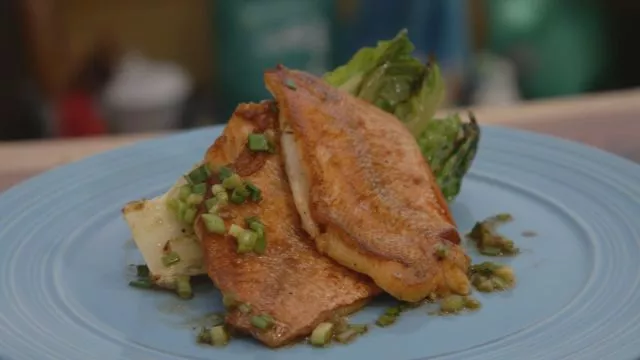 Pečena riba i salata