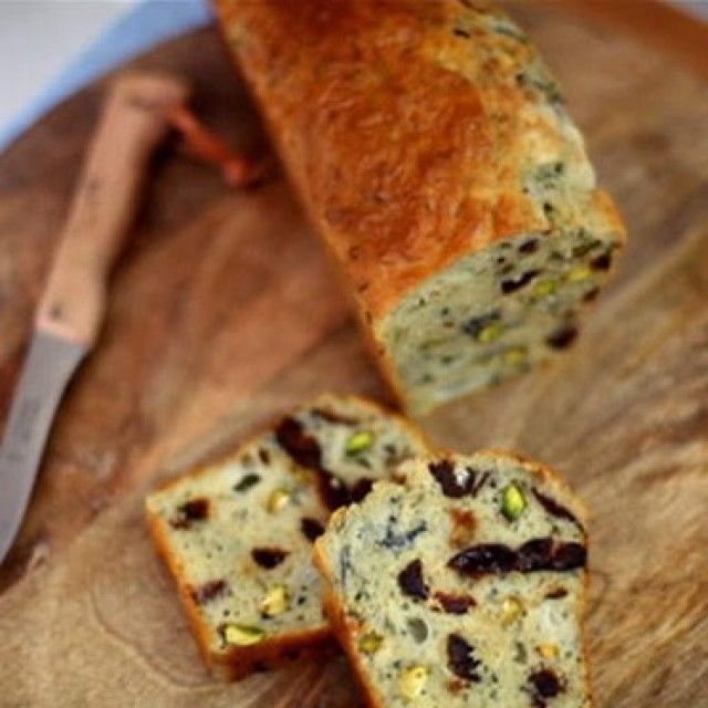 Kolač od sira, pistaća i suvih šljiva