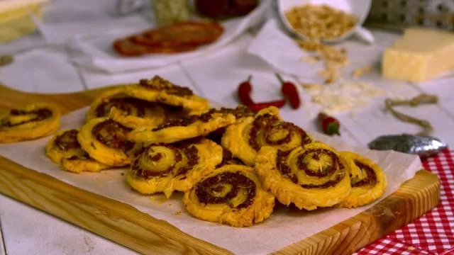 Puževi od pikantnog pesta sa kobasicom