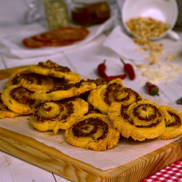 Puževi od pikantnog pesta sa kobasicom