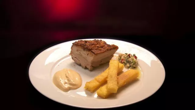 Slanina sa čipsom od palente i majonezom od čipotl paprike
