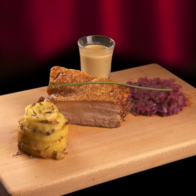 Slanina u sosu od tahinija i soje sa galetama od krompira i crvenim kupusom