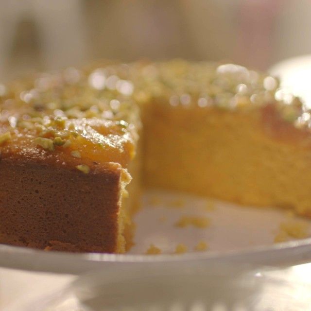 Torta od kajsija i badema sa ružinom vodicom i kardamomom