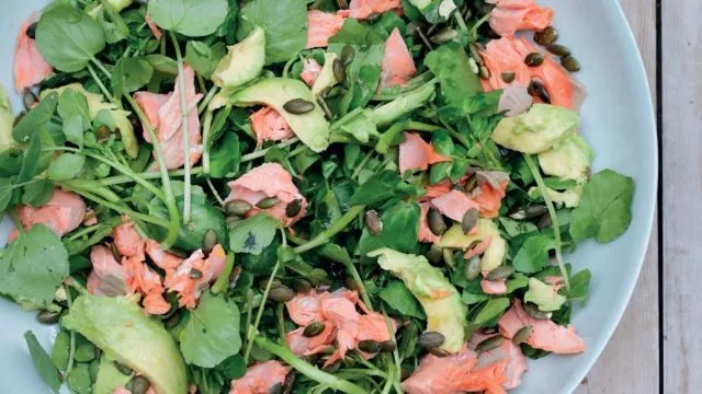 Salata od lososa, avokada, potočarke i bundevinih semenki