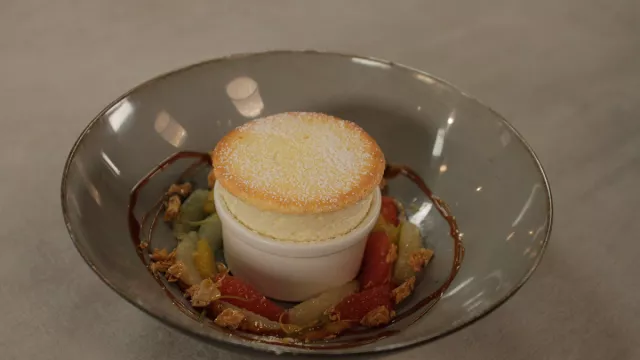 Sufle od svežeg sira s mariniranim agrumima i karamel sosom