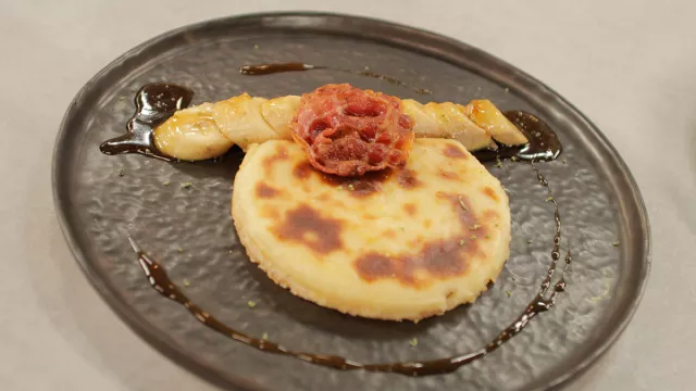 Bretonski flan s kafom, slaninom i bananom