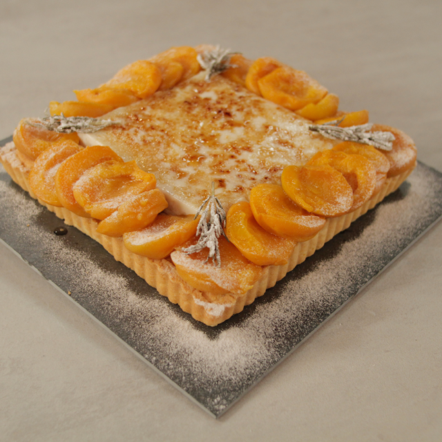 Kolač s nadevom od badema, pudingom i kajsijama