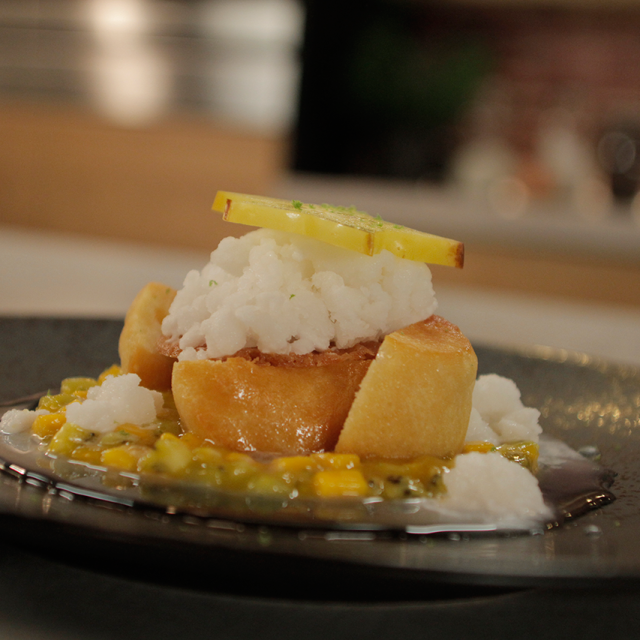 Venčići s rumom, kompotom od egzotičnog voća i granitom od kokosa